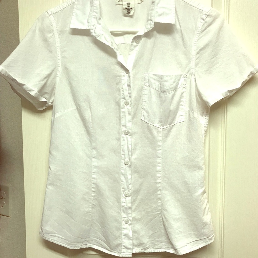 Essential short sleeved white fitted button up